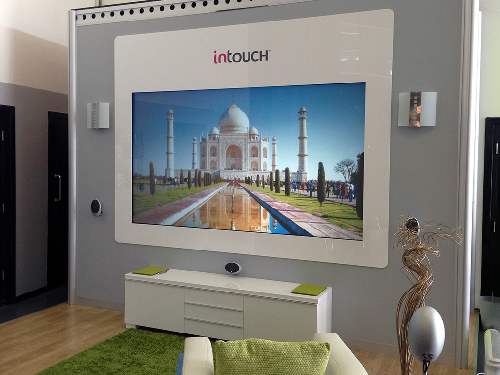 Strong contrast and colour saturation from the DLE030 lens