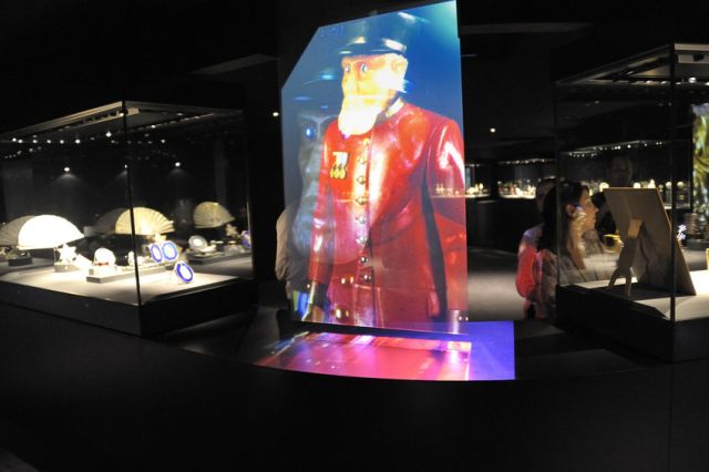 holographic glass screen front projection museum